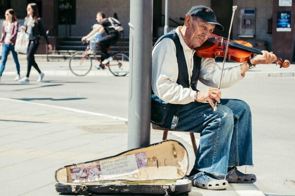 Man, violin, sarik alms street