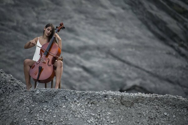 La musique d une fille avec un violoncelle est belle