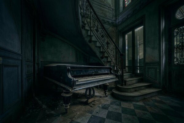 Antica casa misteriosa con pianoforte e scale