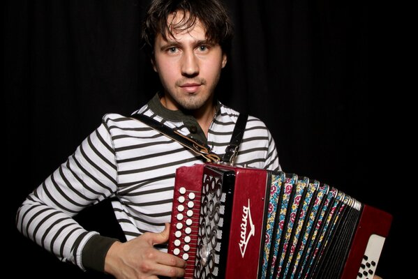 Singer Igor Rasteryaev with accordion