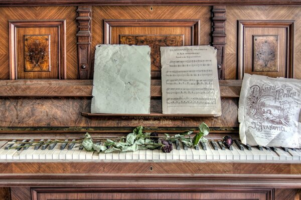 Piano antiguo con hojas y notas