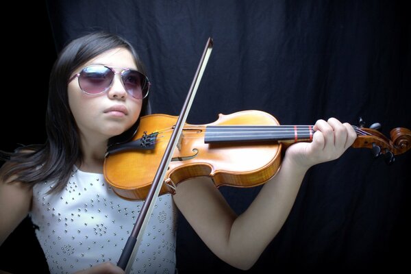 Chica músico tocando el violín