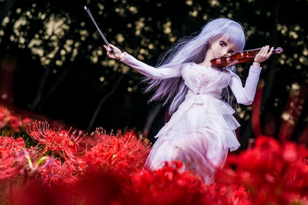 Muñeca de anime con violín en colores rojos