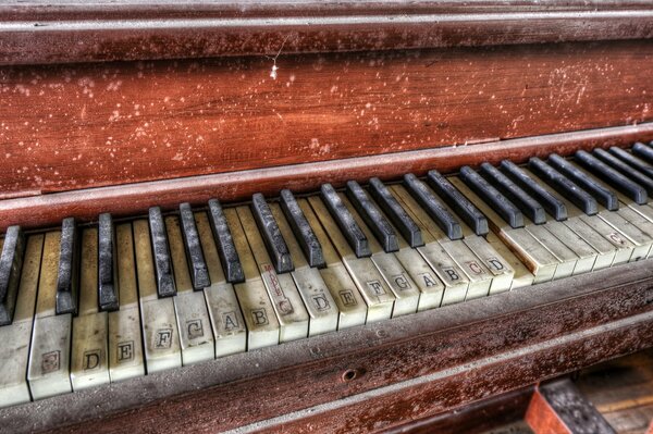 Vieux piano avec une grande histoire