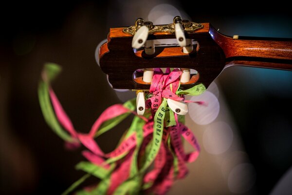 Nastri multicolori legati alla chitarra