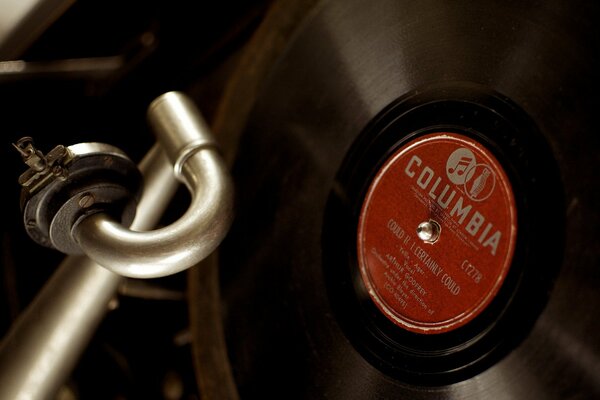 En el gramófono de un disco de estudio de Columbia con una pegatina roja