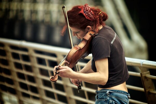 Violinista pelirroja tocando el violín