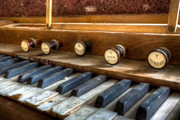 Un viejo piano cubierto de polvo