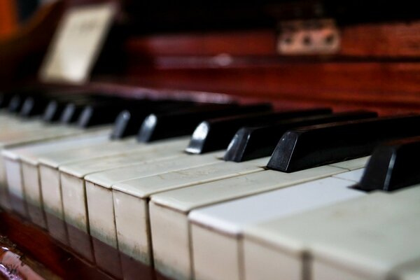 Pianoforte antico in una vecchia casa