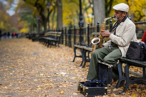 Músico tocando el saxofón en la calle