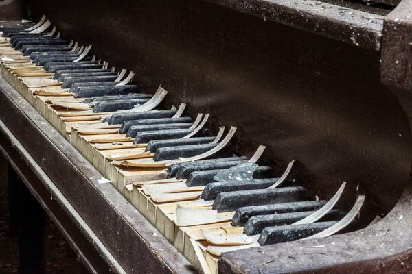 Vieux piano avec des touches cassées
