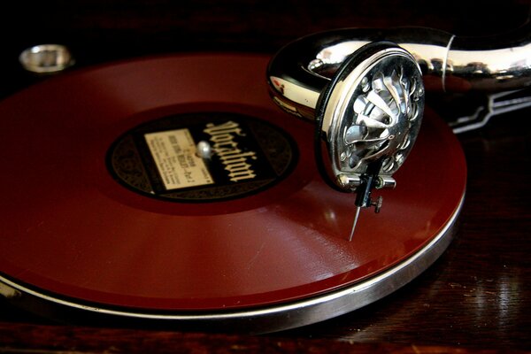 Photo how the record is played on the gramophone