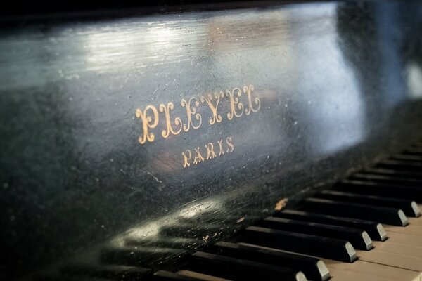 Vecchio pianoforte con una bella iscrizione