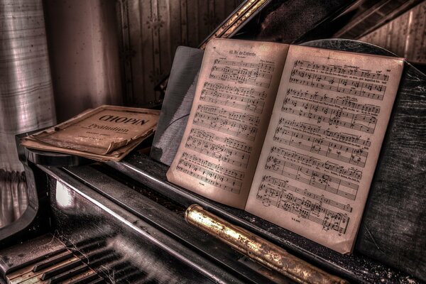 Vieux piano noir avec des notes