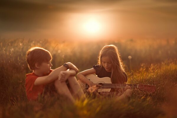 Romance adolescente au coucher du soleil