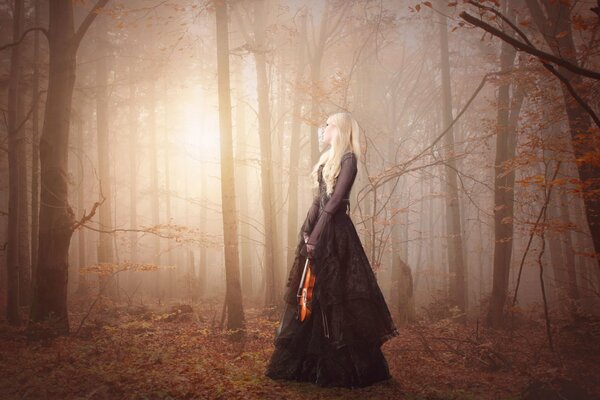 Одинокая девушка в старинном наряде в лесу