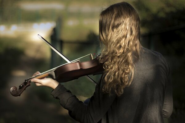 A girl playing the violin