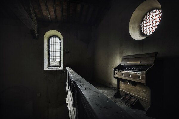 The geometry of windows in a dark room with a piano