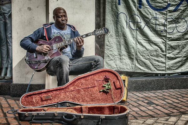 Ein dunkler Musiker auf den Straßen der Stadt