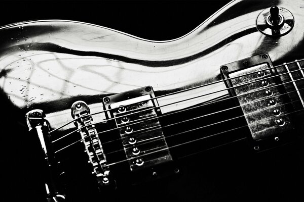 Partie du corps de la guitare bouchent dans l image en noir et blanc