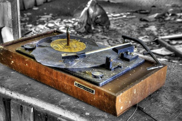 Un tourne-disque brisé dans une pièce abandonnée