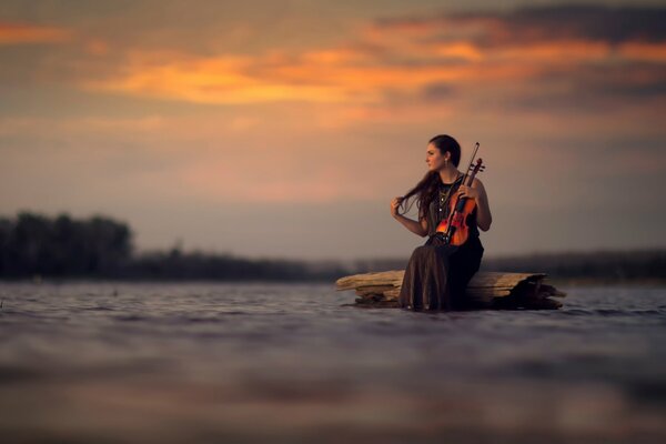 Fille avec un violon au milieu de l eau