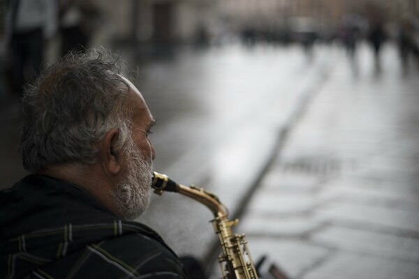 Homme jouant du saxophone dans la rue