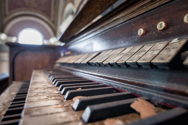 Sur un orgue ancien, poussière et débris