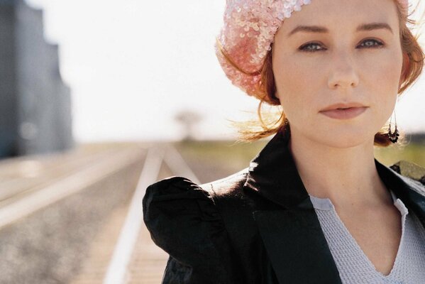 Fille dans un béret rose avec des paillettes