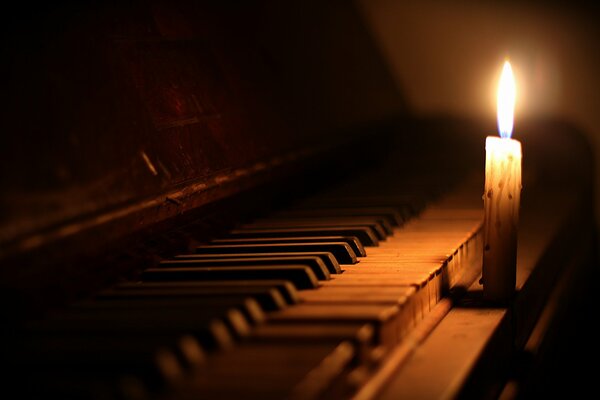 Candele di fuoco sul pianoforte