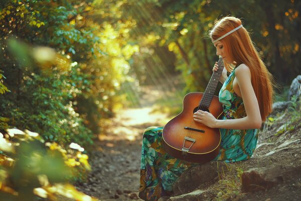 Redhead ragazza con la chitarra