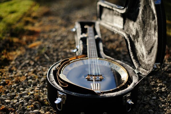 Il banjo si trova in una custodia sulla strada