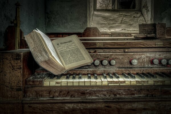Alte Orgel mit dickem Buch
