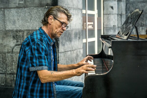 La musica di strada suona il pianoforte