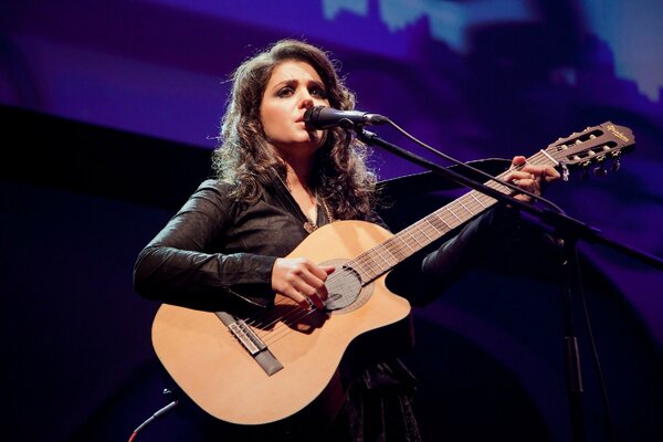 La cantante Katie Melua toca la guitarra