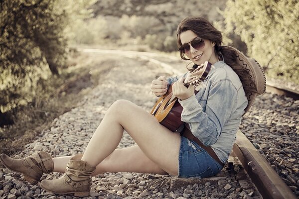 Fille avec une guitare. Musique dans le cœur