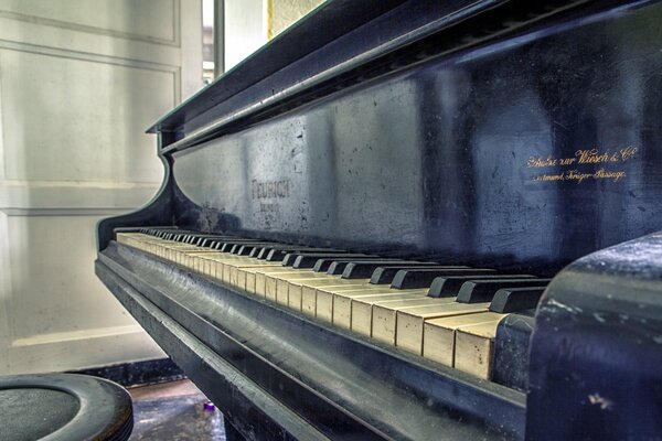 Retro piano old dirty