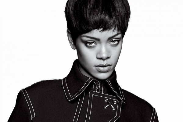 Rihanna in einem stilvollen Mantel auf einem Schwarz-Weiß-Foto