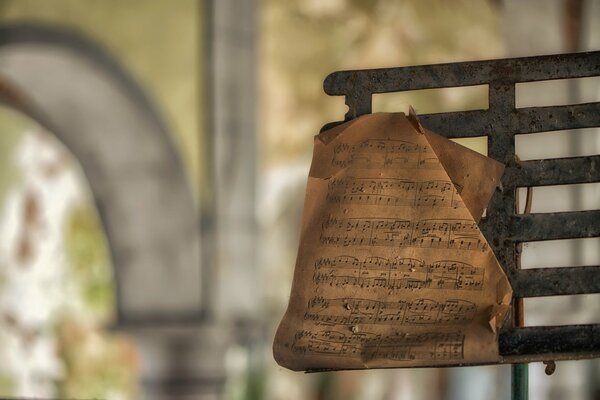 Altes Blatt mit Noten auf dem Notenpult