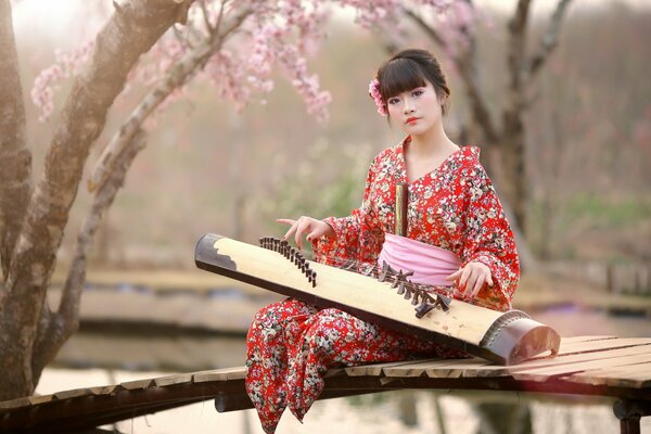 Bella ragazza asiatica in costume nazionale