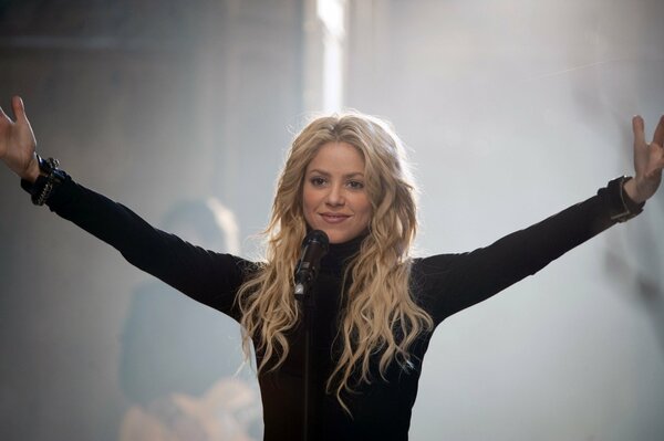 La cantante Shakira actúa en concierto