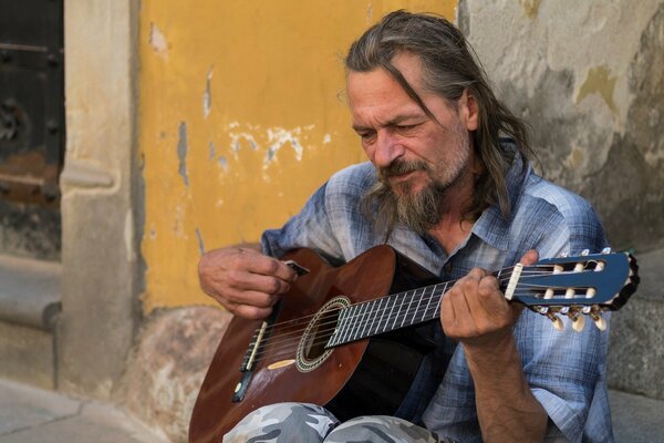 Mężczyzna na ulicy gra na gitarze