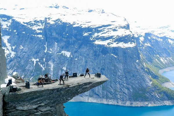 Sommet d une montagne. Concert sur la montagne