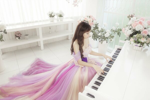 Fille en robe joue du piano