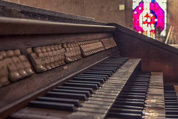 Drei Tastenreihen einer alten Orgel