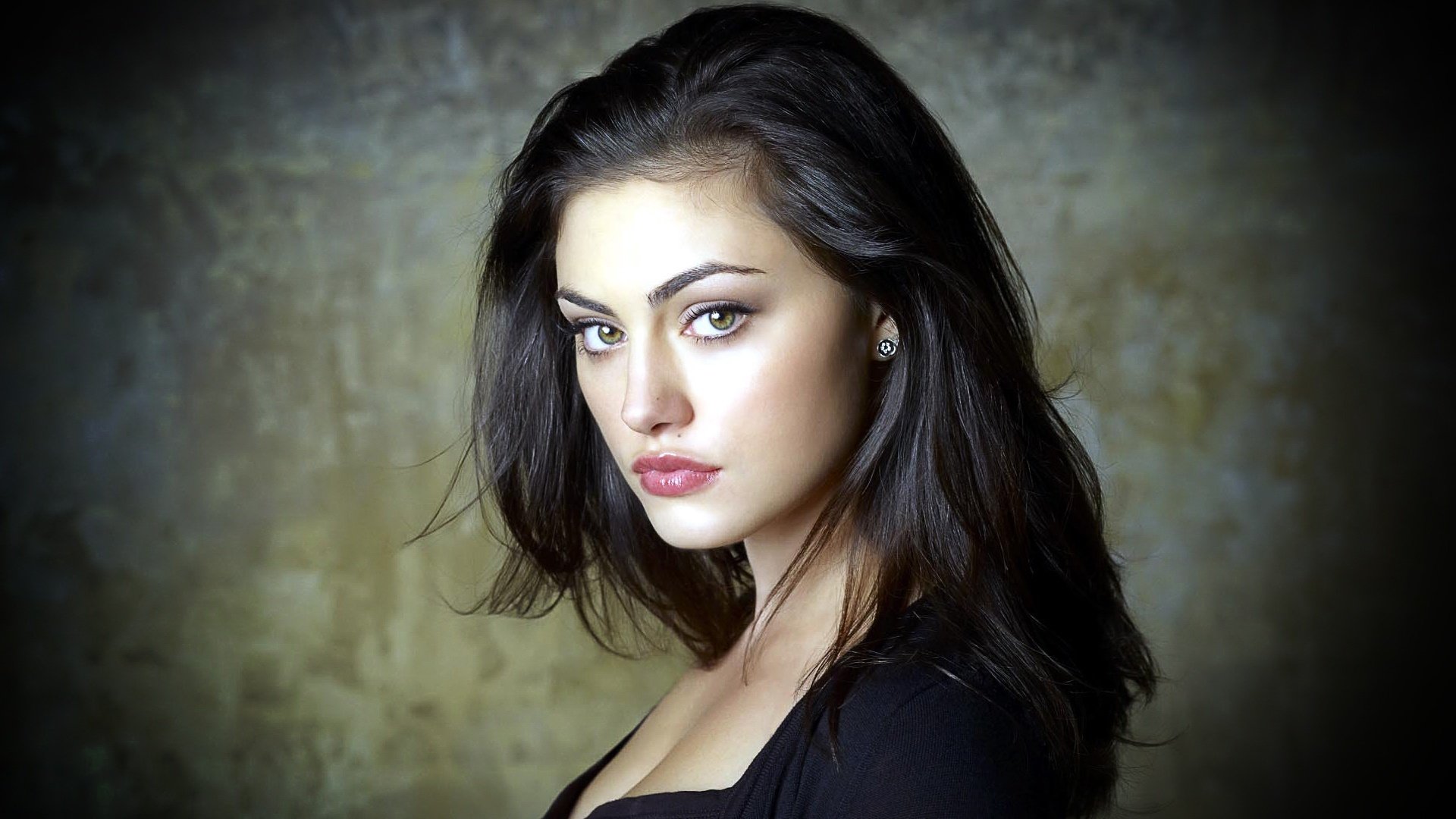 filme mädchen brünette schauspielerin phoebe tonkin geheimer kreis tv-serie hexe geheimer kreis