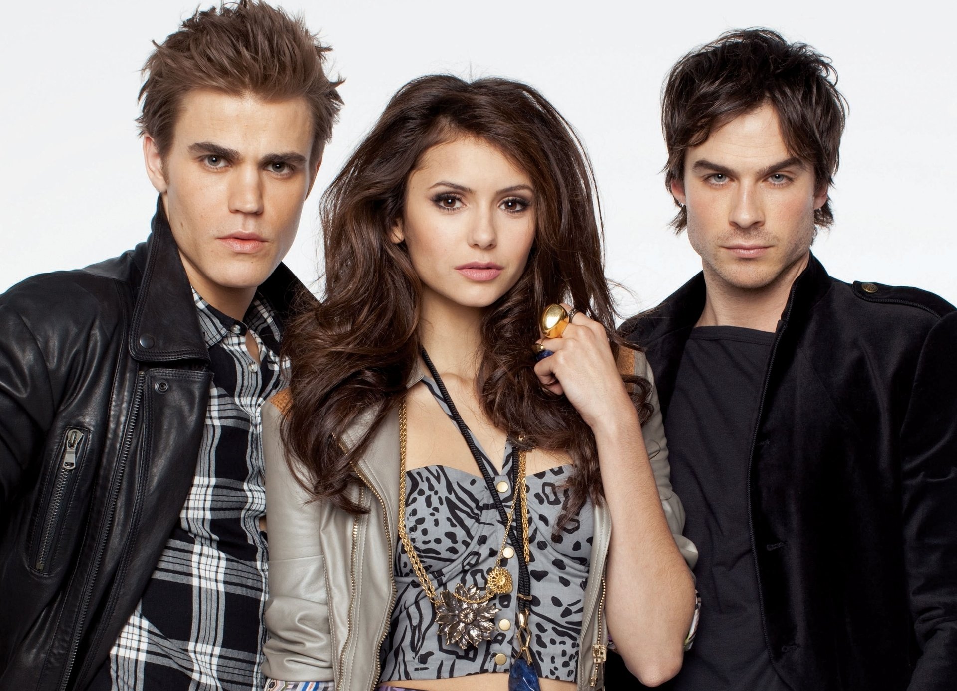 ian somerhalder nina dobrev paul wesley schauspieler fotoshooting anhänger ringe tagebücher vampir elena gilbert catherine pierce mann vampir damon salvatore stefan brüder gilbert katharina feste paul ian som