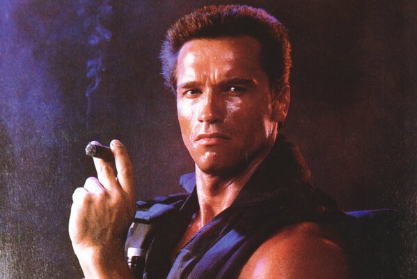 Arnold Schwarzenegger como un comando con un cigarro