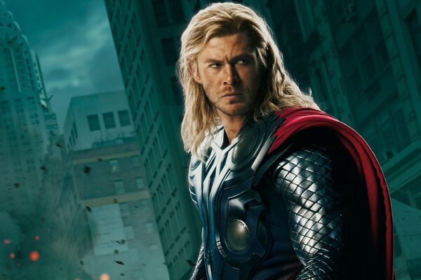 Thor con il mantello rosso del film I Vendicatori
