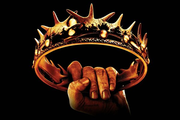 La corona de juego de Tronos sujeta en la mano